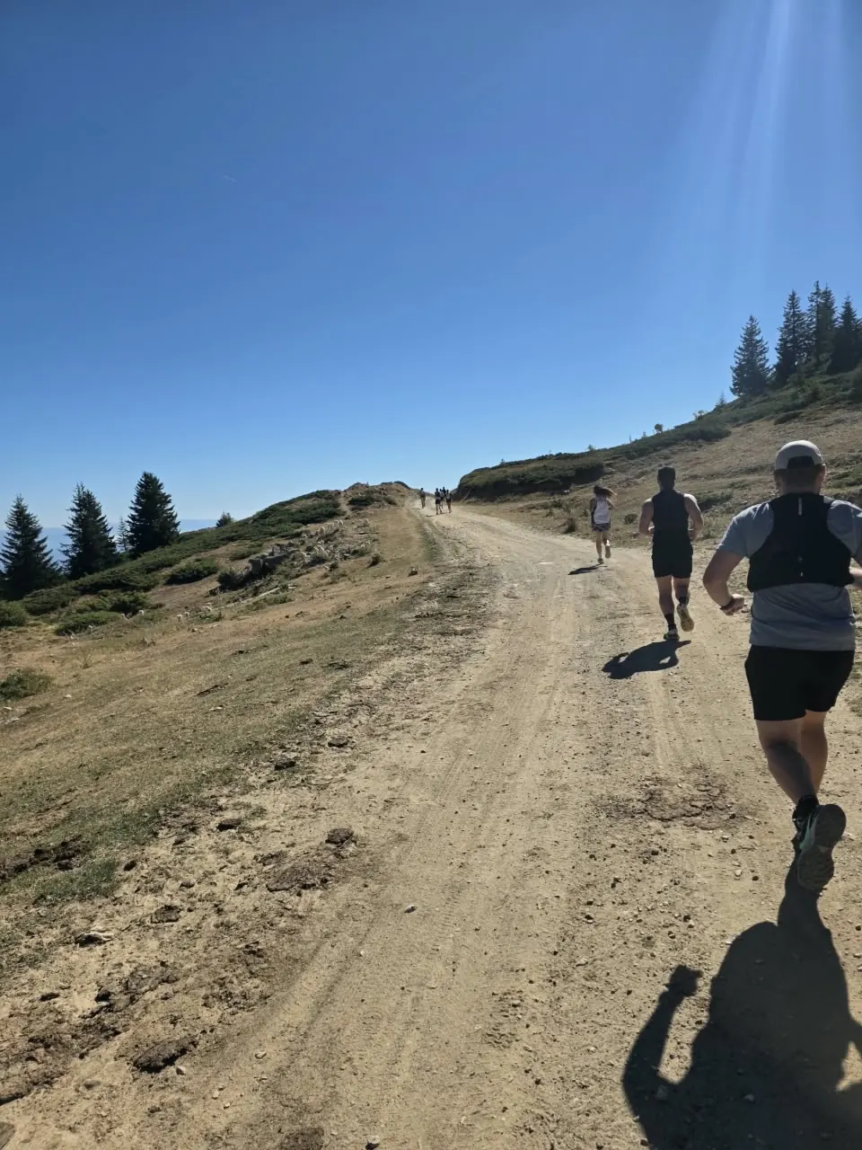 Des coureurs sur la piste de crête après la montée.